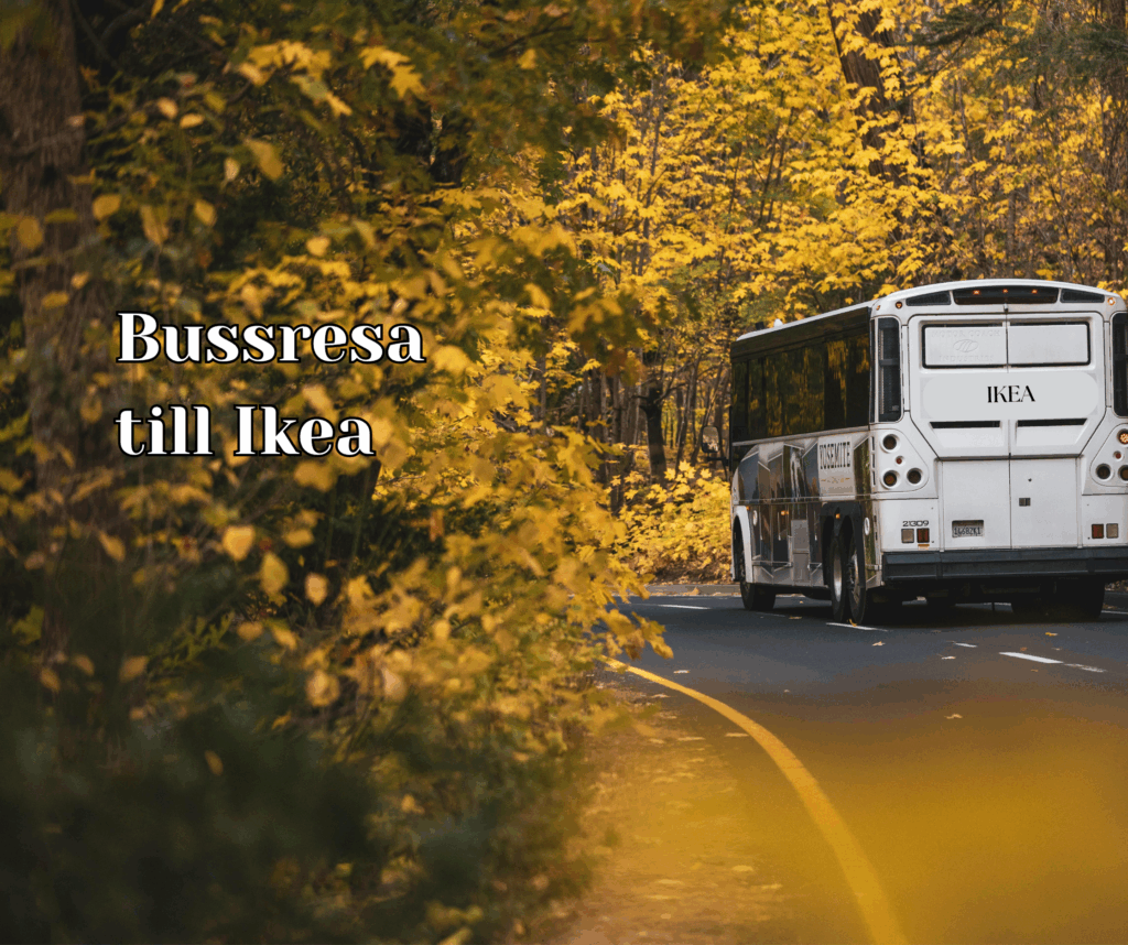 Unbyn En vit buss märkt IKEA kör på en slingrande väg genom en skog med gula höstlöv. Stor text på svenska till vänster lyder Bussresa till Ikea.
