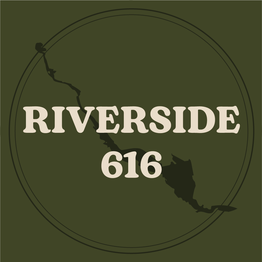 Unbyn Olivgrön bakgrund med en mörk kontur av en slingrande flod och den feta, krämfärgade texten RIVERSIDE 616 centrerad på bilden, som subtilt innehåller Servicepunktens logotyp.