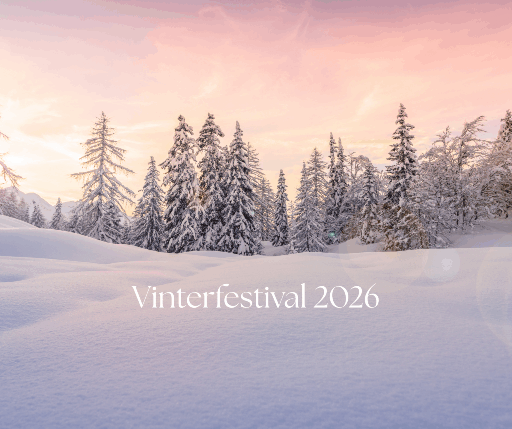 Unbyn Snötäckta träd under en pastellfärgad solnedgångshimmel, med mjuk snö som täcker marken. Texten över bilden lyder Vinterfestival 2026.