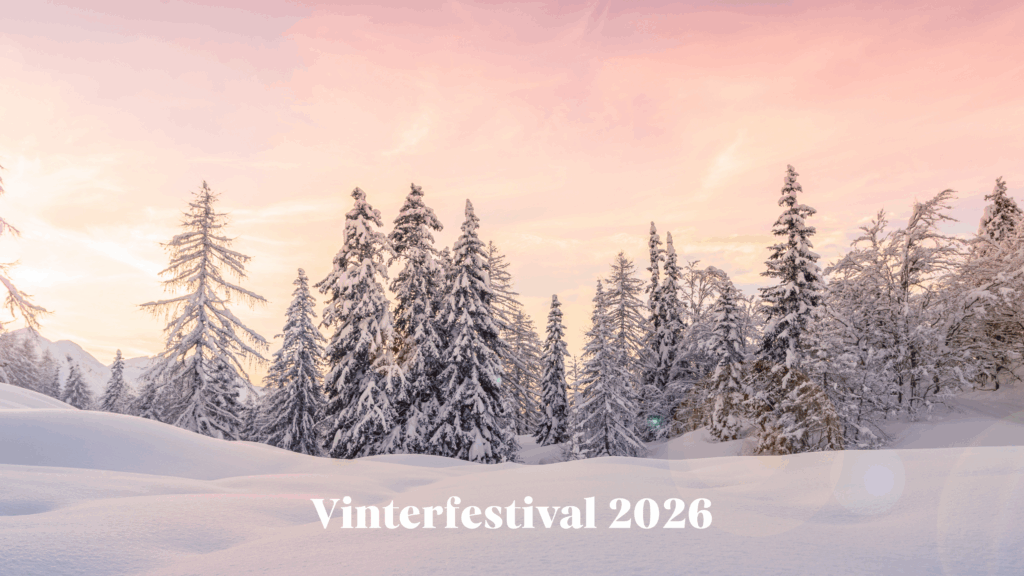 Unbyn Snötäckta tallar under en pastellrosa och orange himmel i solnedgången, med texten Vinterfestival 2026 över det snöiga landskapet.