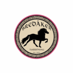 Unbyn En cirkelformad logotyp med en svart hästsilhuett, "Bredåker" i fet text ovanför, "Turridning" nedanför och Est. 2023. Kanten är dekorerad med ett intrikat knutmönster och en tunn röd kant.