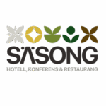 Unbyn Logotyp för Säsong Hotell, Konferens & Restaurang, med fyra stiliserade, säsongsbetonade blomsterikoner i grått, gult, grönt och brunt ovanför texten.