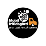 Unbyn Svart cirkelformad logotyp med vit och orange text: På språng! Mobil fritidsgård Ung i Luleå - Luleå Kommun och en orange lastbilsikon till höger om texten.