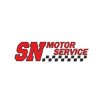 Unbyn Logotyp med feta röda bokstäver SN följt av Motor Service i rött och ett svartvitt rutigt mönster under, mot en vit bakgrund.