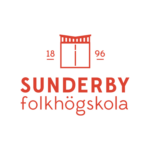 Unbyn Röd logotyp för Sunderby Folkhögskola med en stiliserad byggnad ovanför texten "SUNDERBY folkhögskola" och siffrorna "18" och "96" på vardera sidan, vilket indikerar årtalet 1896.